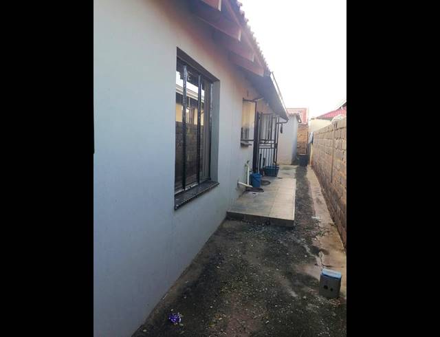 3 BEDROOM HOUSE FOR SALE IN PROTEA NORTH